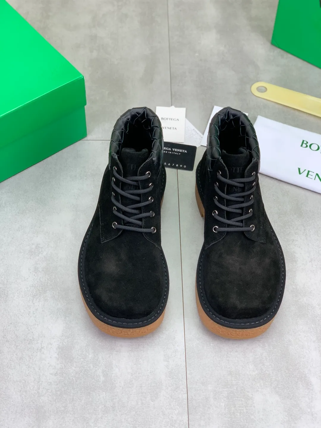 Men's men's shoes 💰P740 New model 💰 Top quality (beef tendon outsole series) 💎💎💎 BOTTEGA VENETA official website synchronizes the latest model, top version of the market's highest version of BV business leather shoes, accept material comparison, shoe type comparison, process comparison, practical and texture, versatile, suitable for any occasion, the more you look at it, the more flavorful it becomes. Pure hand-woven craftsmanship - upper material, imported original hand-woven calfskin - high-quality water-dyed sheepskin lining - original private model customized beef tendon outsole -Size: female 35-39 (34 40 customized) male 39-44 (38 45 customized) Comes with original BV green box, complete packaging.